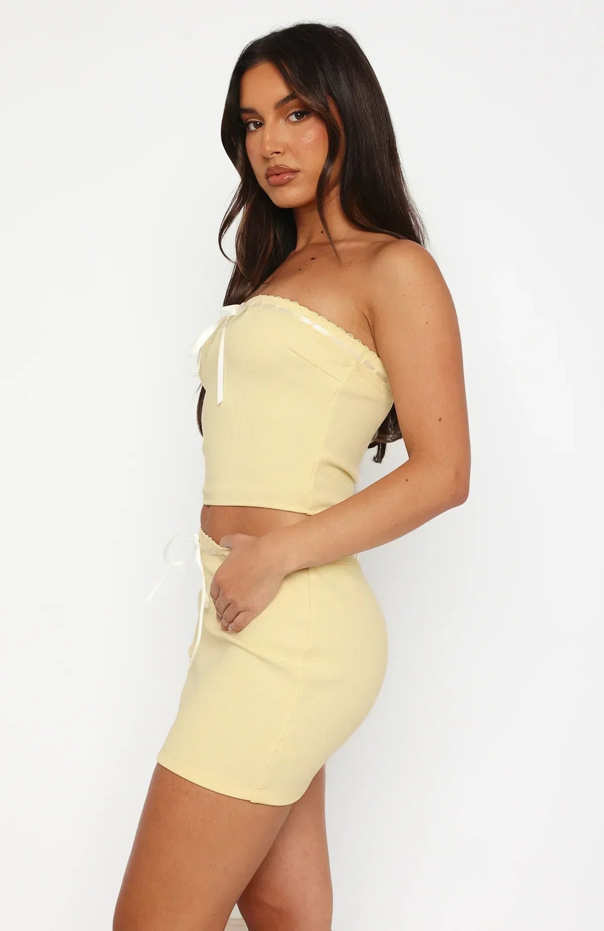 Jupe Mini Femme – Coupe Slim – Taille à Nœud – Finition Dentelée – Tissu Doux