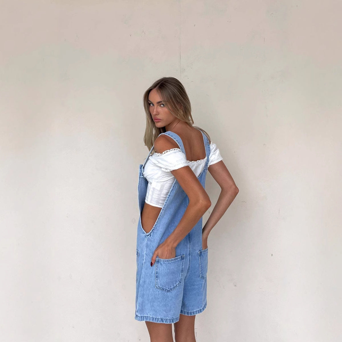 Salopette short femme – Denim léger – Coupe ample – Bretelles réglables – Boutons frontaux