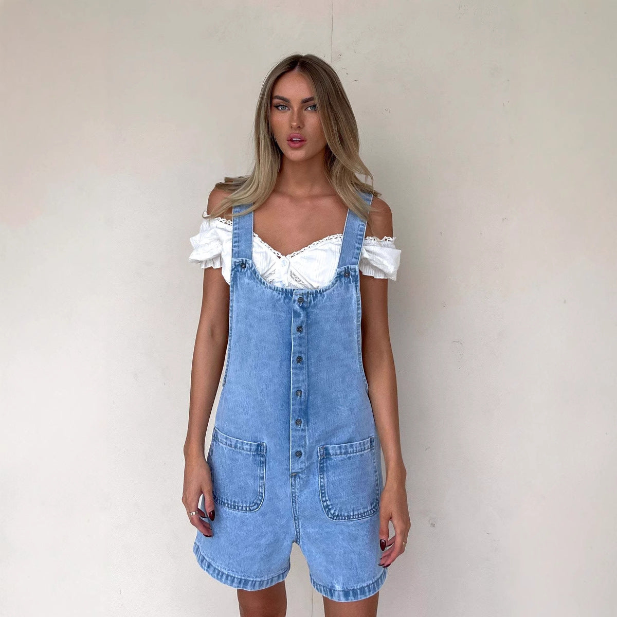 Salopette short femme – Denim léger – Coupe ample – Bretelles réglables – Boutons frontaux
