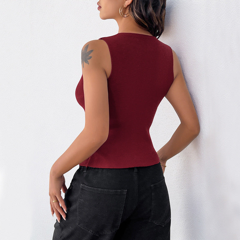 Débardeur Femme – Coupe Slim – Maille Côtelée – Détail Découpé avec Fermetures Grenouillères