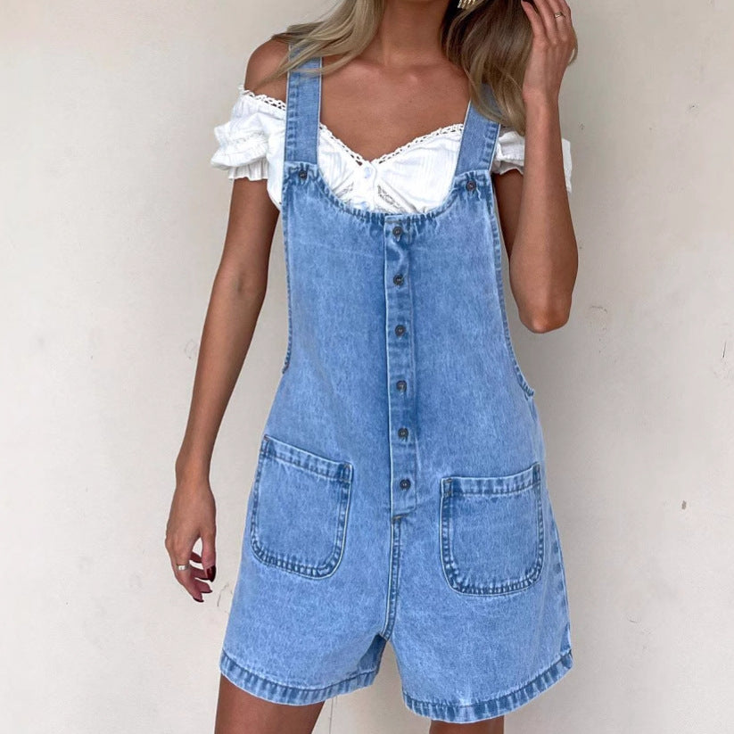 Salopette short femme – Denim léger – Coupe ample – Bretelles réglables – Boutons frontaux