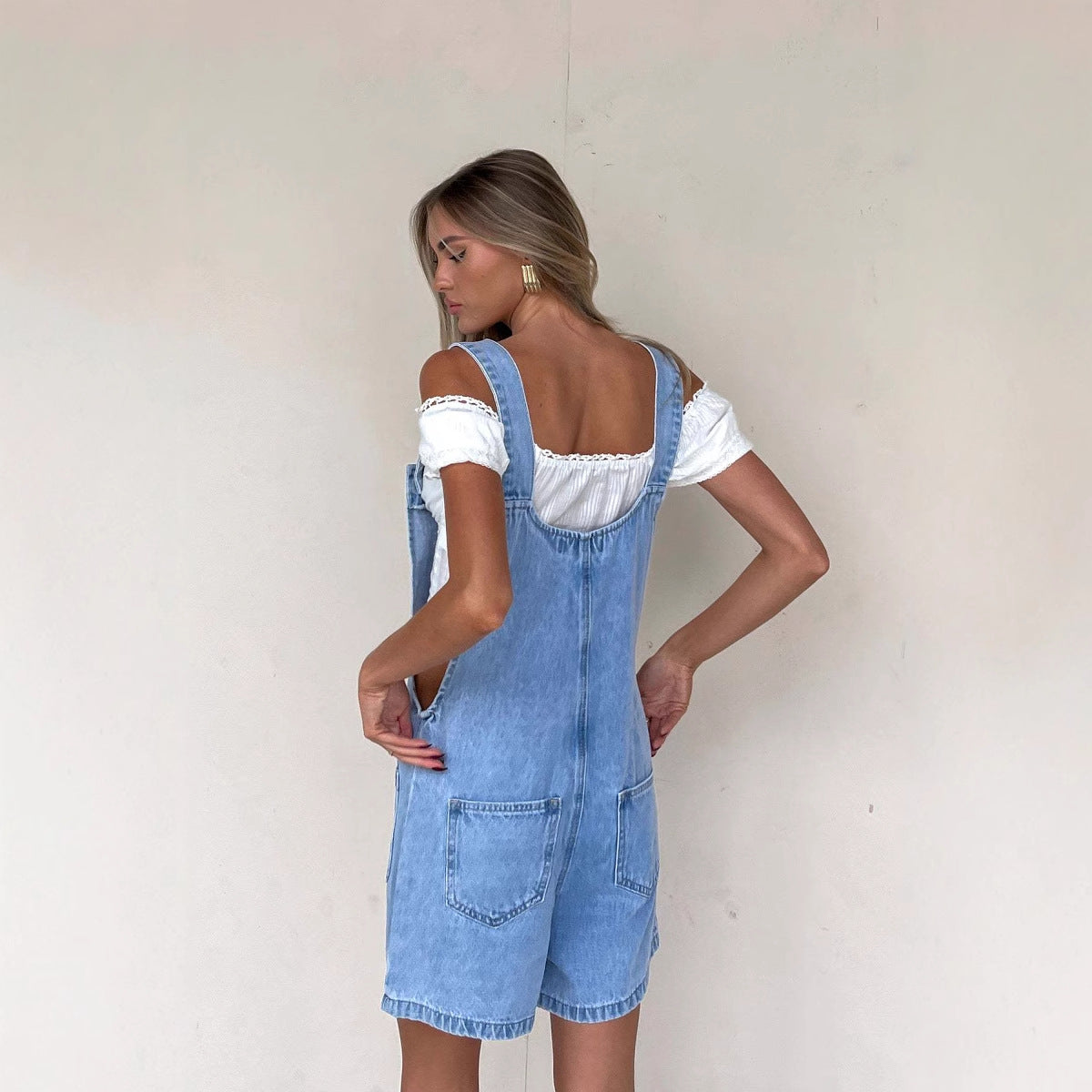 Salopette short femme – Denim léger – Coupe ample – Bretelles réglables – Boutons frontaux