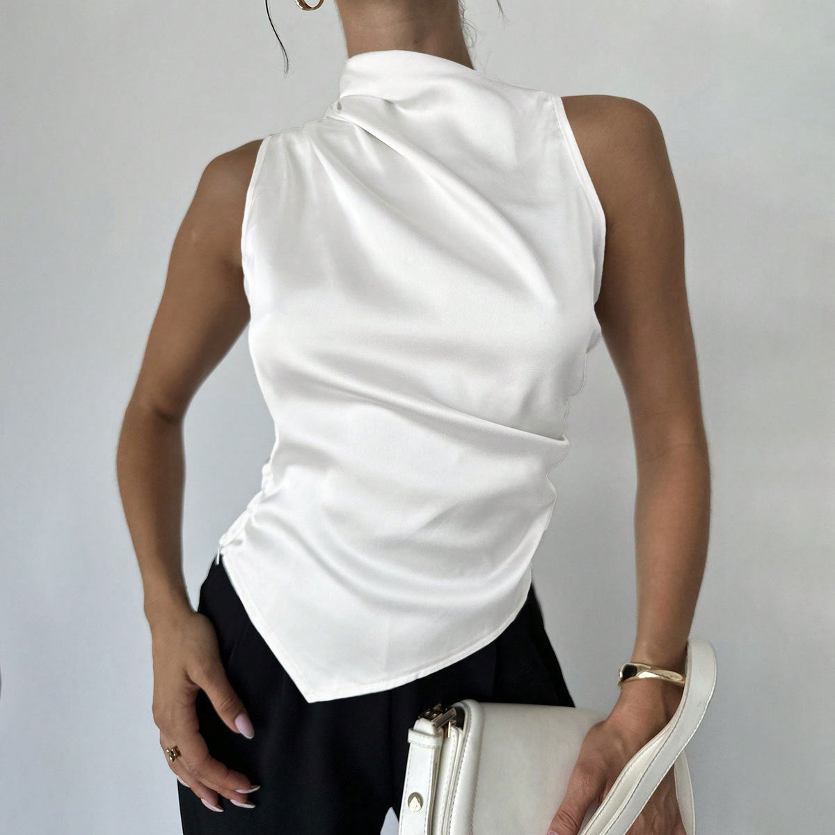 Blouse sans manches femme – Coupe slim satinée – Col montant – Devant drapé