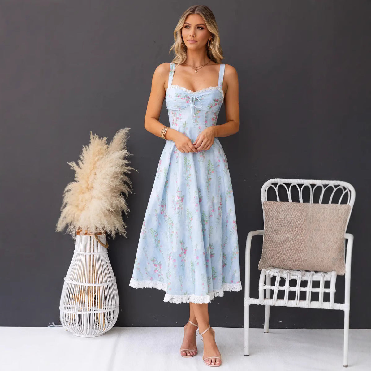 Robe midi femme – Coupe évasée – Bretelles fines – Imprimé fleuri – Finition dentelle