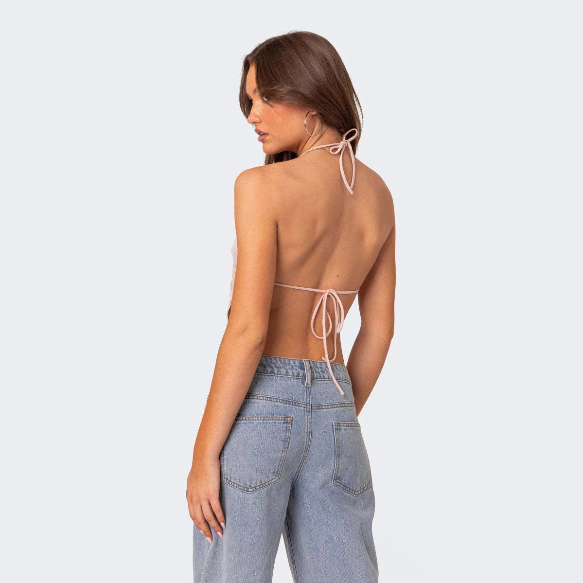 Top court femme – coupe ajustée – col halter – décolleté plongeant – sequins brillants