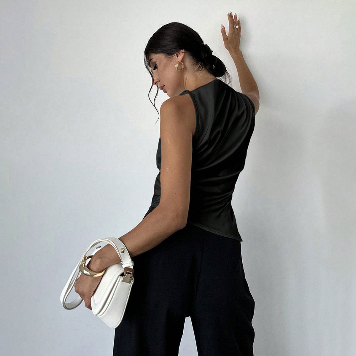 Blouse sans manches femme – Coupe slim satinée – Col montant – Devant drapé