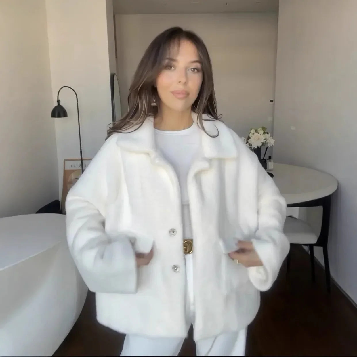 Manteau femme en fausse fourrure – Coupe courte – Col large – Manches longues – Boutonné
