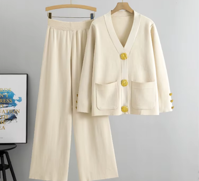 Ensemble Femme Tricot – Gilet Col V Boutonné avec Poches – Pantalon Large Taille Élastique