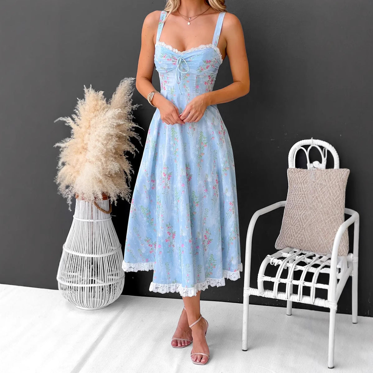 Robe midi femme – Coupe évasée – Bretelles fines – Imprimé fleuri – Finition dentelle